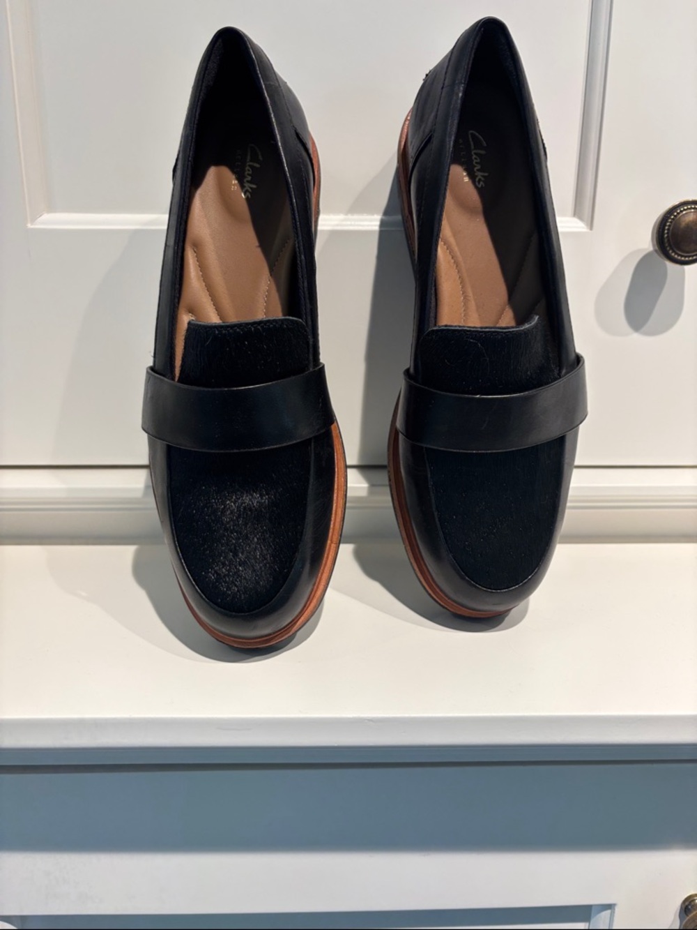 Clarks Women's Black Leather & Brown Trim Slip-On Loafers w faux fur. Size 7